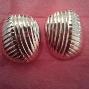 🌻Christian Dior Vintage Clip on Earrings 🌻